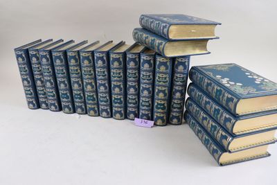 plusieurs livres empilés sur une table