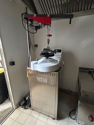 une machine qui se trouve dans le coin d'une pièce
