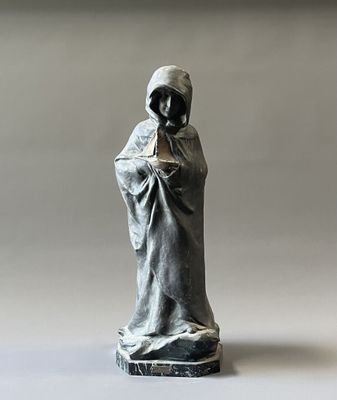 une statue représentant une personne portant une capuche