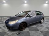 une photo d'une voiture bleue dans un garage