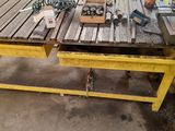 une table sur laquelle sont posés un certain nombre d'outils