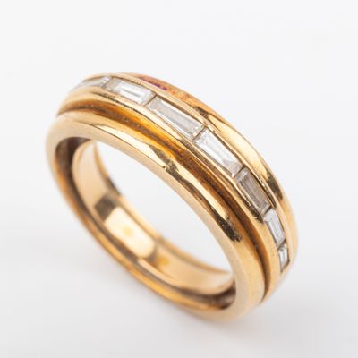 an 18k yellow gold ring with baguets and diamonds