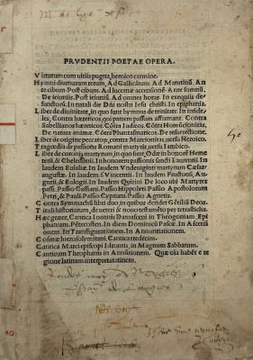un vieux livre écrit posé sur une table