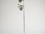 un lampadaire argenté avec deux lampes de chaque côté