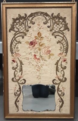 une photo d'un miroir sur lequel est représentée une rose