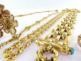 beaucoup de bijoux en or sur une surface blanche