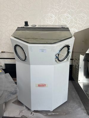 une machine posée sur le sol à côté d'un mur