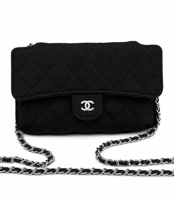 Mini sac Chanel noir matelassé à rabat, avec bandoulière en chaîne
