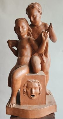 statue représentant deux enfants assis sur une boîte sur laquelle est dessiné un visage