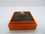 gros plan d'une bague dans une boîte sur une table