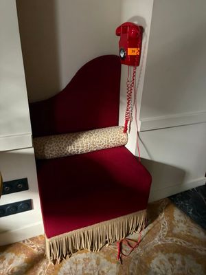 une chaise rouge sur laquelle est posé un téléphone