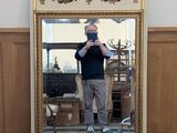 un homme se prenant en photo dans un miroir