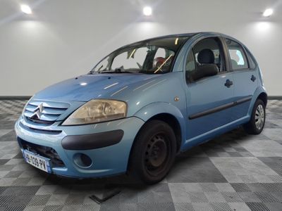 la photo d'une petite voiture bleue garée dans un garage