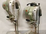 deux petites machines posées sur une table