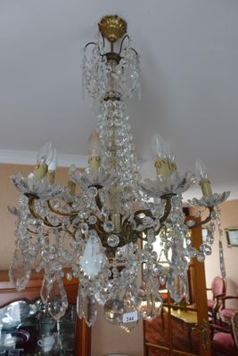 un lustre en cristal suspendu au plafond dans un salon