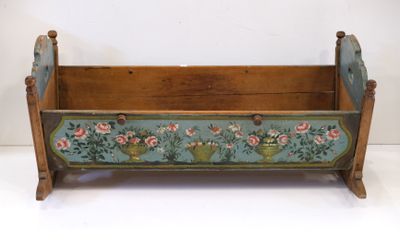un porte-revues en bois décoré de fleurs peintes