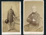 deux vieilles photos en noir et blanc représentant un homme vêtu d'un manteau et d'un chapeau