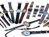 tout un tas de montres posées les unes à côté des autres sur la table