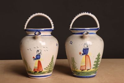 deux vases posés sur une table
