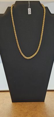 gros plan d'un collier sur un mannequin posé sur une table
