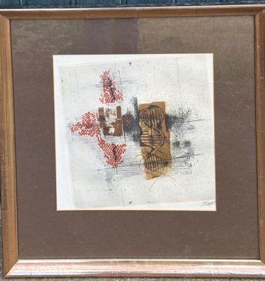 peinture représentant une croix sur une feuille de papier, dans un cadre en bois