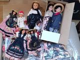 plusieurs poupées dans une boîte posée sur une table