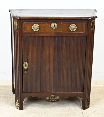 une armoire ancienne en bois avec un plateau en marbre et des ferrures en laiton