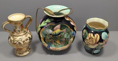 trois vases posés l'un à côté de l'autre sur une table