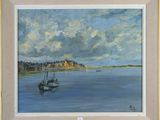 un tableau représentant un bateau sur l'eau, avec une ville en arrière-plan