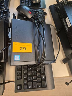 tout un équipement informatique posé sur un bureau, avec un clavier et une souris
