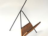 une image représentant une chaise et une lampe sur fond blanc