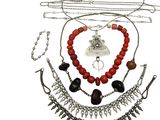 une photo d'un ensemble composé d'un collier et d'un bracelet sur fond blanc