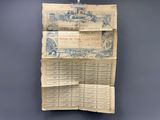 un vieux journal accroché au mur, sur lequel sont posés plusieurs feuillets