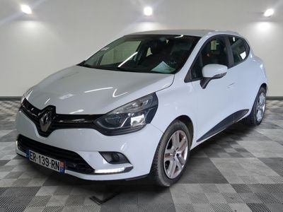 la voiture blanche est garée dans le garage sur le sol en damier