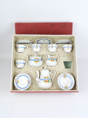 une boîte contenant un service de tasses à thé et de soucoupes