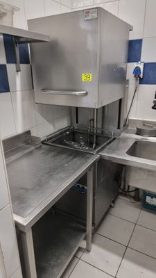 Plonge en inox composé d'une table d'entrée, un lave-vaissel…