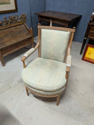 une chaise qui se trouve dans le coin d'une pièce