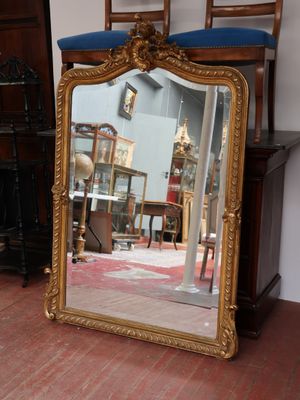un miroir posé sur le sol devant une chaise