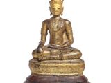l'image d'une statue représentant une personne assise en position de lotus