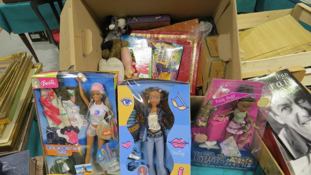 Petit lot de jouets dont Barbie California Girl