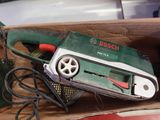 une boîte contenant un outil électrique vert et rouge