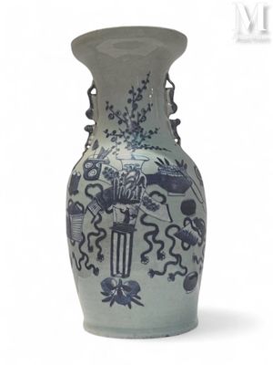 un vase bleu et blanc posé sur une surface blanche