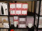 de nombreuses boîtes sur les étagères de la pièce