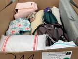 une boîte en carton remplie de vêtements et d'autres objets