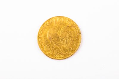 gros plan d'une pièce d'or sur une surface blanche