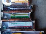 six trains miniatures exposés dans une vitrine posée au sol