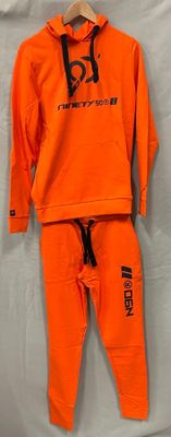 un gros plan sur le sweat à capuche et le pantalon orange d'un enfant