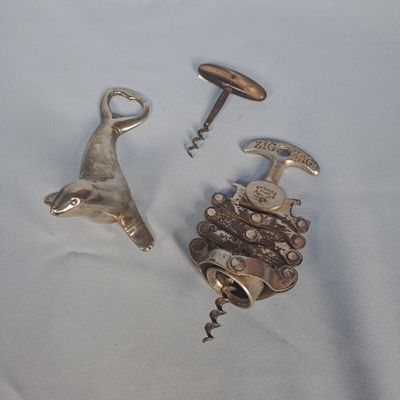 un décapsuleur et un tire-bouchon posés sur une table