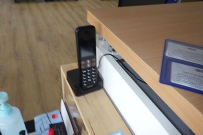 un téléphone portable posé sur une étagère à côté d'une bouteille d'eau