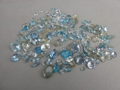 some very pretty blue and white stones on a table
